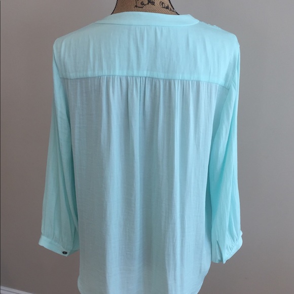 Vince Camuto LS blouse in mint green - like new - Picture 2 of 6